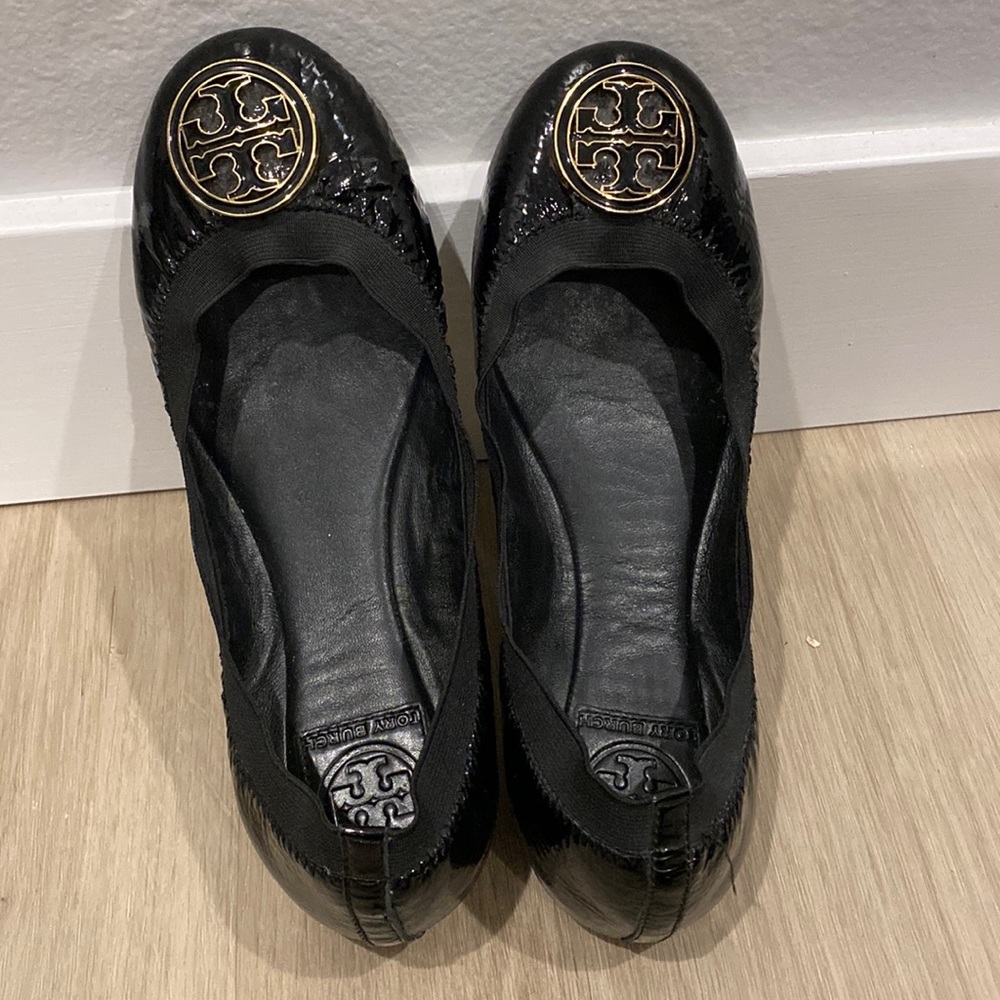 Used but good condition Tory Burch flats in black